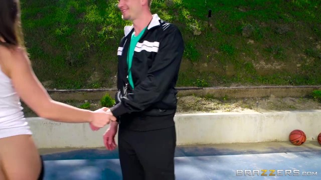 Тренер выебал баскетболистку на площадке после утренней тренировки в писюлю