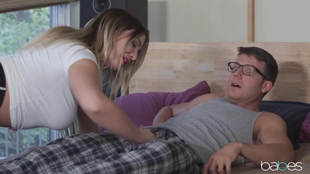 Очкарик и его подруга занимаются страстным сексом