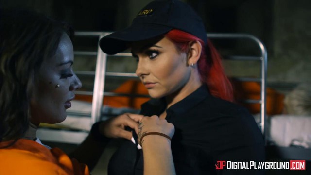 Заключенной пришлось подчинится похотливой полицейской и заняться лесби сексом