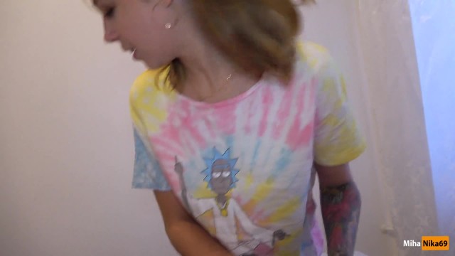 Русская девка сдает парню комнату и берет оплату сексом