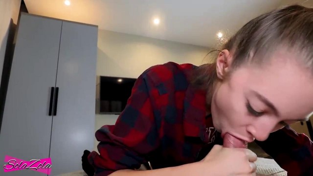 Красотка в красных трусиках сосет парню и трогает пальцами киску