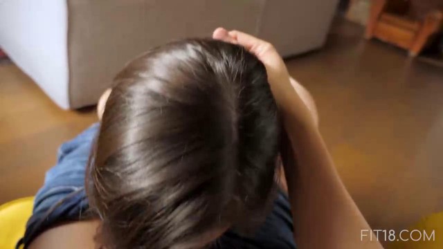 Паренек снял на видео домашний секс с молодой подружкой