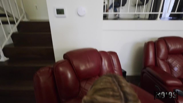 Худая блондинка отсосала другу и отдалась в киску